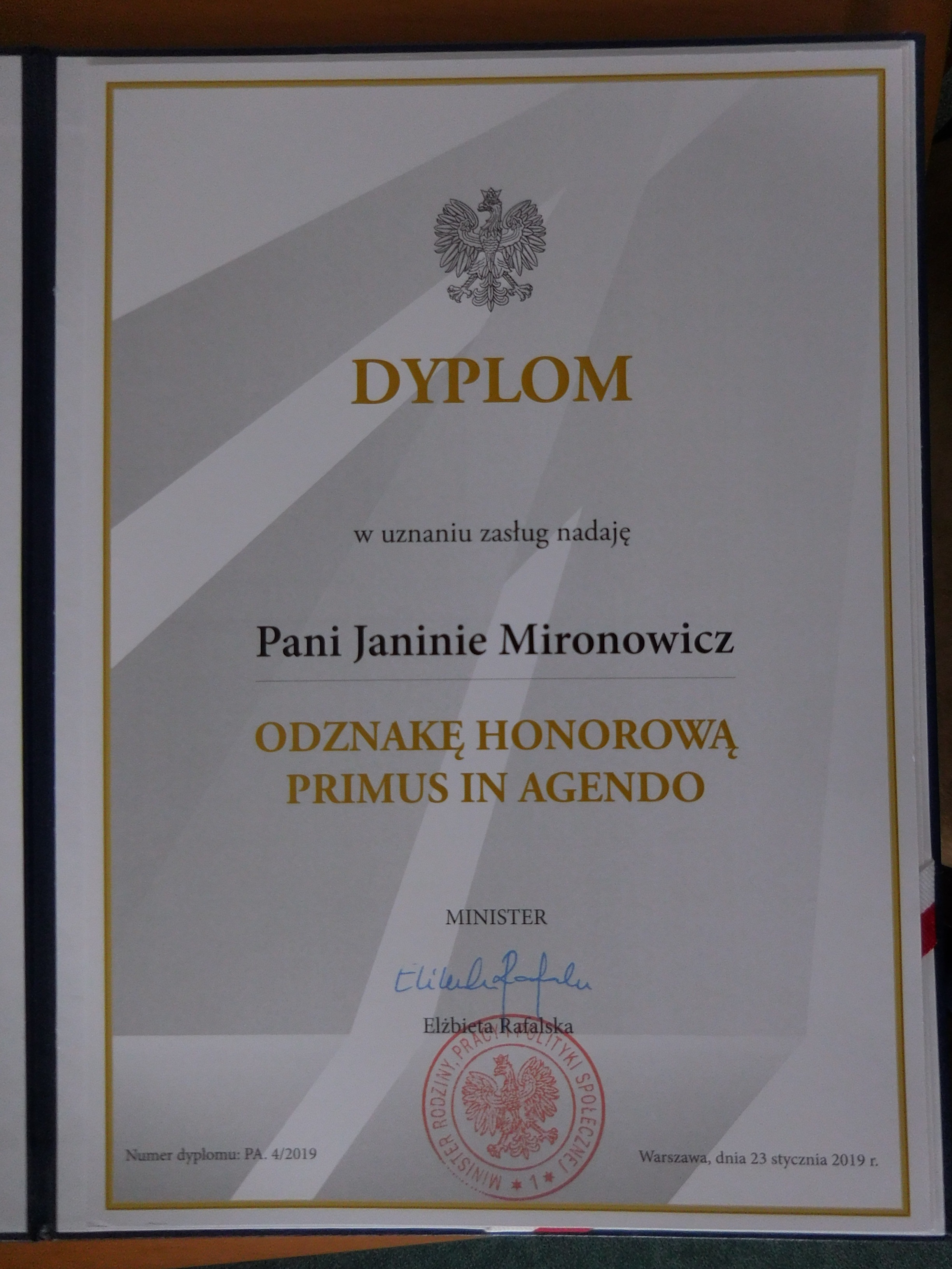 Pani Janina Mironowicz, Dyrektor WUP w Białymstoku, 23 stycznia 2019 r. została uhonorowana, przez Panią Elżbietę Rafalską, Minister Rodziny, Pracy i Polityki Społecznej, Odznaką Honorową Primus in Agendo – Pierwszy w Działaniu.