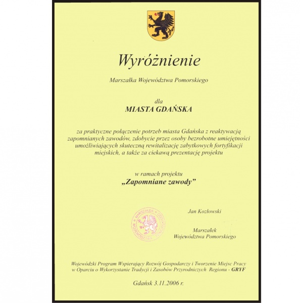 Na zdjęciu dyplom wyróżnienie Marszałka Województwa Pomorskiego