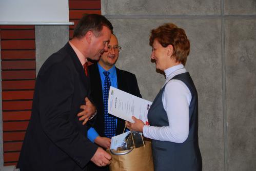 Zdjęcie galerii artykułu: Laureat OTK 2009 - galeria - Teresa Bierza Dyrektor PUP odbiera wyróżnienie.jpg