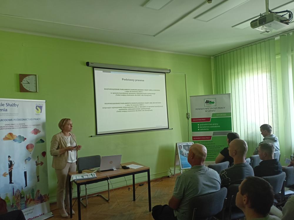 Zdjęcie przedstawia Panią Beatę Antos Głównego Specjalistę, Wojewódzkiego Urząd Pracy w Warszawie Filia  w Radomiu oraz uczestników spotkania.