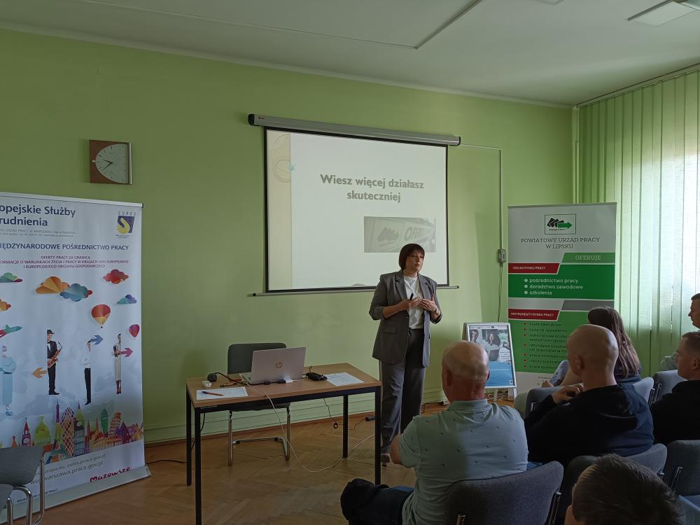 Zdjęcie przedstawia Panią Agnieszkę Zając Doradcę Zawodowego Powiatowego Urzędu Pracy w Lipsku i uczestników spotkania.