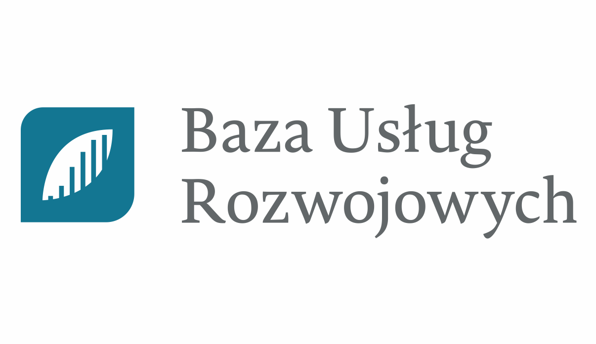Grafika przedstawia znak Bazy Usług Rozwojowych, ogólnopolskiej platformy internetowej, gdzie firmy i osoby prywatne mogą znaleźć i skorzystać z dofinansowanych usług szkoleniowych, doradczych i rozwojowych. Znak przedstawia dwa elementy: symbol graficzny po lewej stronie i tekstowy po prawej Baza Usług Rozwojowych.