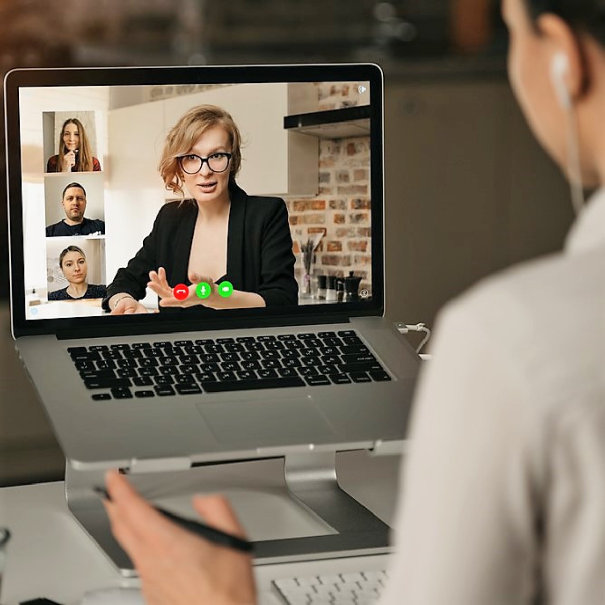 Grafika przedstawia wideo rozmowę online