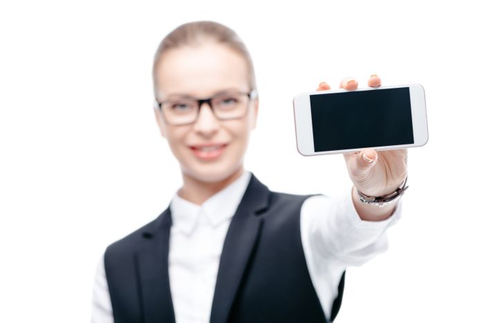 Grafika przedstawia kobietę pokazującą smartfon